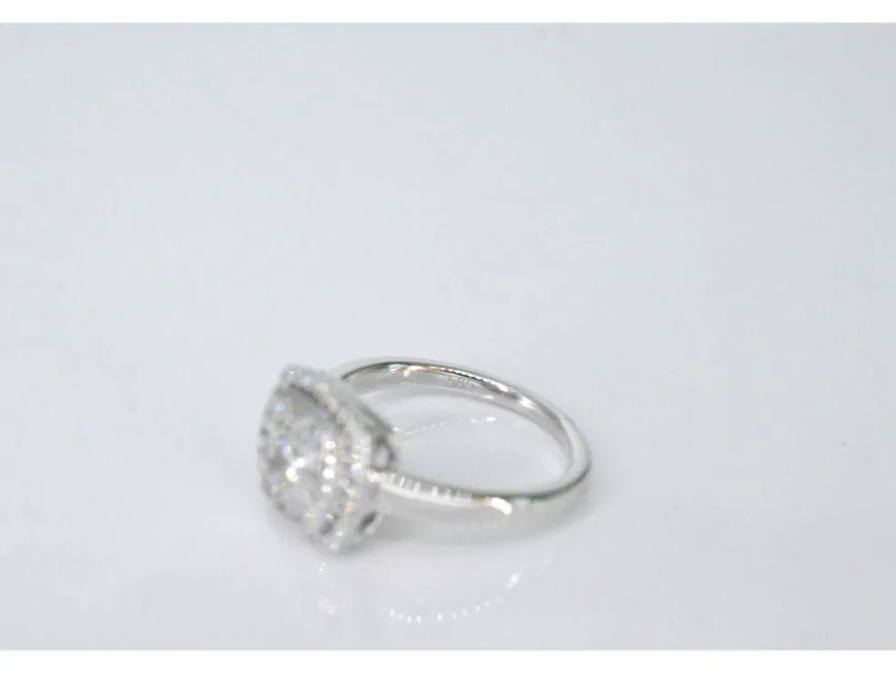 Bague entourage en or blanc avec diamants