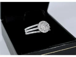 Bague entourage en or blanc avec diamants