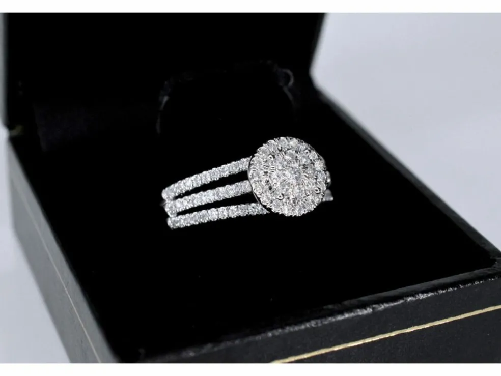 Bague entourage en or blanc avec diamants