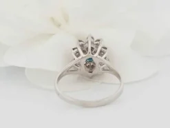 Bague entourage en or blanc, saphir et diamants