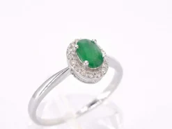 Bague entourage en or blanc avec diamants et émeraude