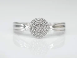 Bague entourage en or blanc avec diamants