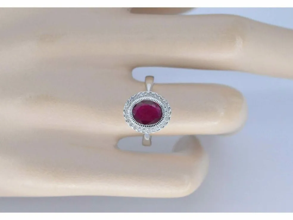 Bague entourage en or blanc avec diamants et rubis