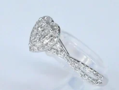 Bague entourage en or blanc en forme de cœur avec diamants
