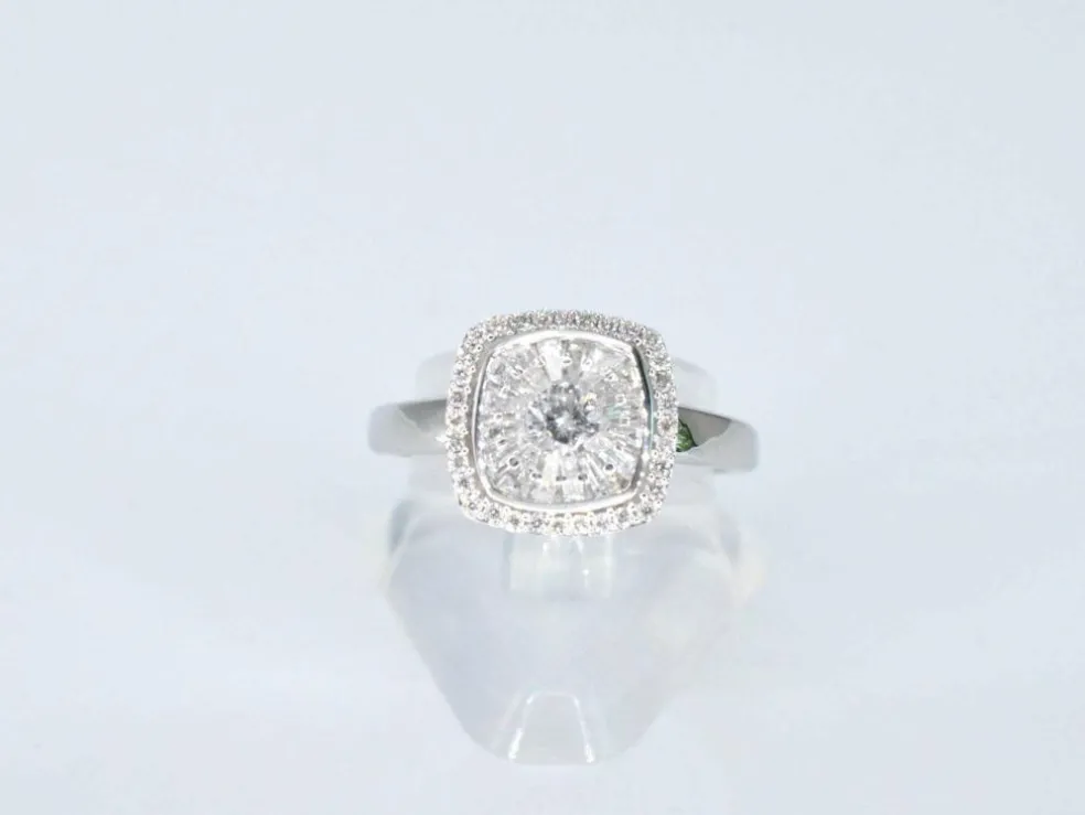 Bague entourage en or blanc avec diamants