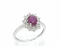 Bague entourage en or blanc avec rubis et diamants