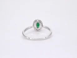Bague entourage en or blanc avec diamants et émeraude