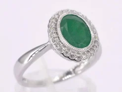 Bague entourage en or blanc avec diamants et émeraude