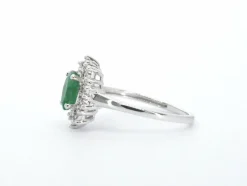 Bague entourage en or blanc avec émeraude et diamants