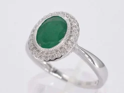 Bague entourage en or blanc avec diamants et émeraude