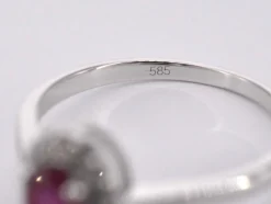 Bague entourage en or blanc avec diamants et rubis