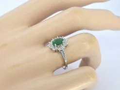 Bague entourage en or blanc avec émeraude et diamants