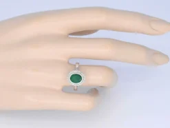 Bague entourage en or blanc avec diamants et émeraude
