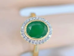Bague entourage en or jaune avec diamants et émeraude
