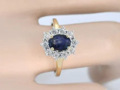 Bague entourage en or jaune avec saphir et diamants