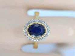 Bague entourage en or jaune avec diamants et saphir
