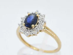Bague entourage en or jaune avec saphir et diamants