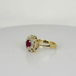 Bague entourage en or jaune et blanc avec rubis ovale et diamants