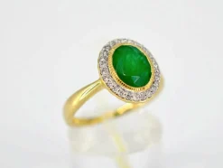 Bague entourage en or jaune avec diamants et émeraude