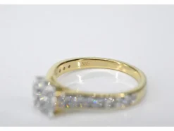 Bague entourage en or jaune avec diamants