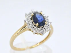 Bague entourage en or jaune avec saphir et diamants