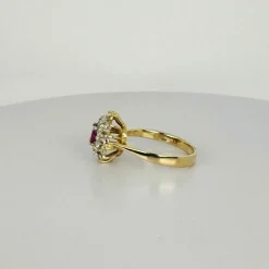 Bague entourage en or jaune et blanc avec rubis ovale et diamants