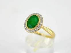 Bague entourage en or jaune avec diamants et émeraude