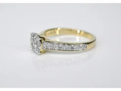 Bague entourage en or jaune avec diamants