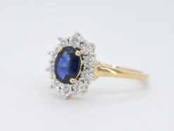 Bague entourage en or jaune avec saphir et diamants