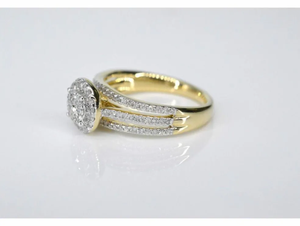 Bague entourage en or jaune avec diamants