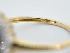 Bague entourage en or jaune avec saphir et diamants