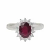 Bague entourage en or or blanc, rubis 0.95ct et diamants