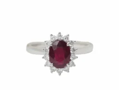 Bague entourage en or or blanc, rubis 0.95ct et diamants