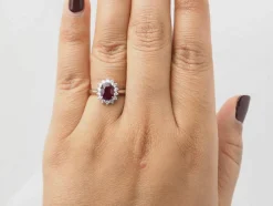 Bague entourage en or or blanc, rubis 0.95ct et diamants