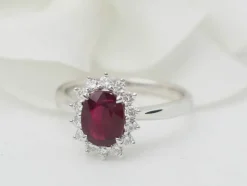 Bague entourage en or or blanc, rubis 0.95ct et diamants