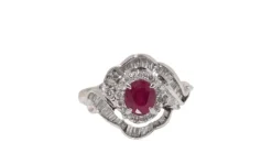 Bague entourage en platine, rubis ovale et diamants