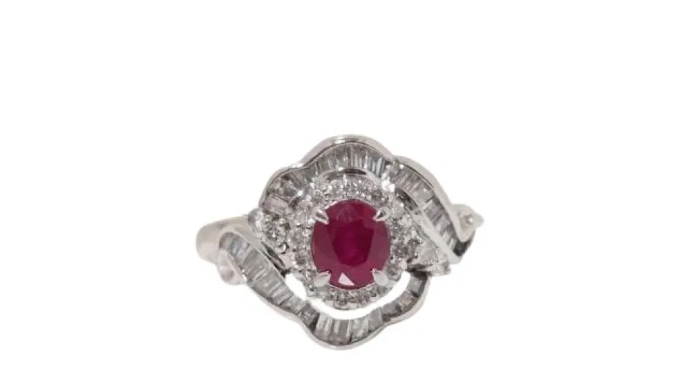 Bague entourage en platine, rubis ovale et diamants