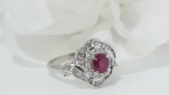 Bague entourage en platine, rubis ovale et diamants