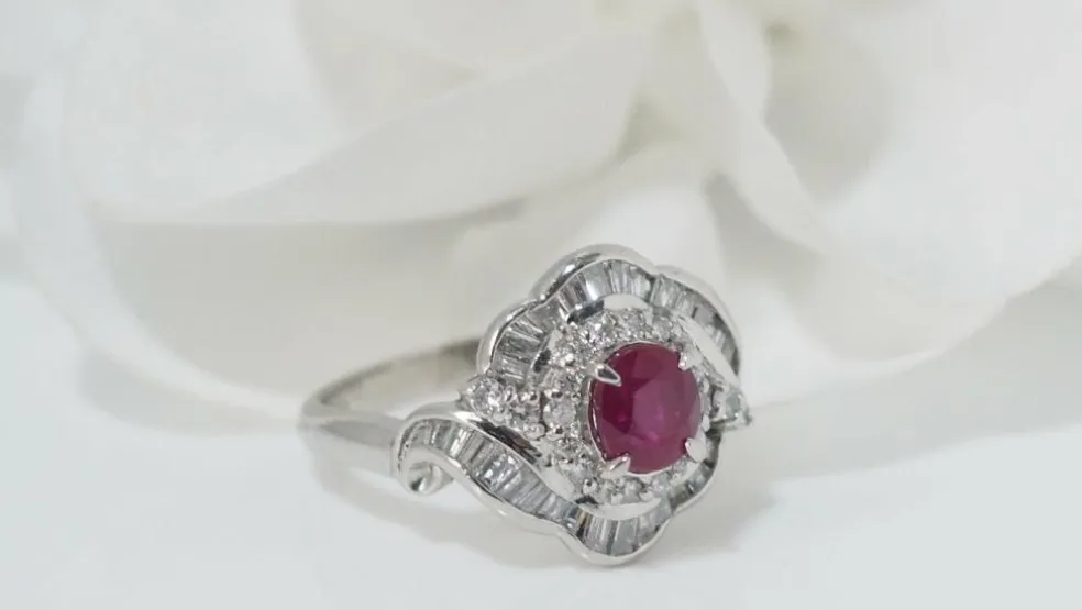 Bague entourage en platine, rubis ovale et diamants