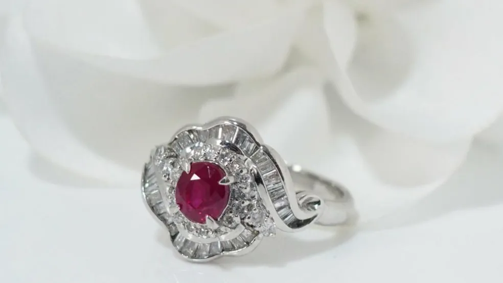 Bague entourage en platine, rubis ovale et diamants