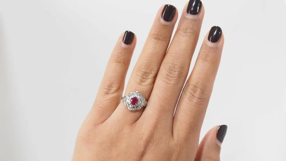 Bague entourage en platine, rubis ovale et diamants