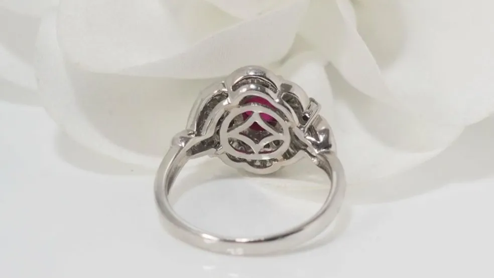 Bague entourage en platine, rubis ovale et diamants