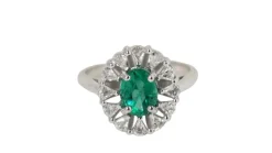 Bague entourage or blanc, émeraude ovale et diamants