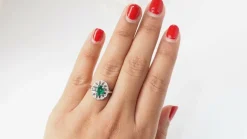 Bague entourage or blanc, émeraude ovale et diamants