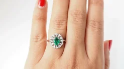Bague entourage or blanc, émeraude ovale et diamants