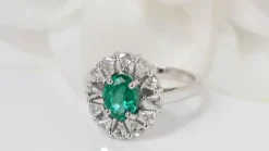 Bague entourage or blanc, émeraude ovale et diamants