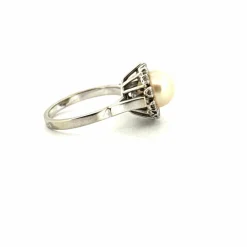 Bague entourage or blanc perle de culture et diamants