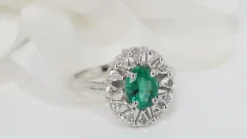 Bague entourage or blanc, émeraude ovale et diamants