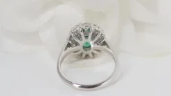 Bague entourage or blanc, émeraude ovale et diamants