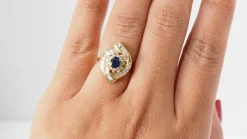 Bague entourage or jaune, saphir et diamants baguettes